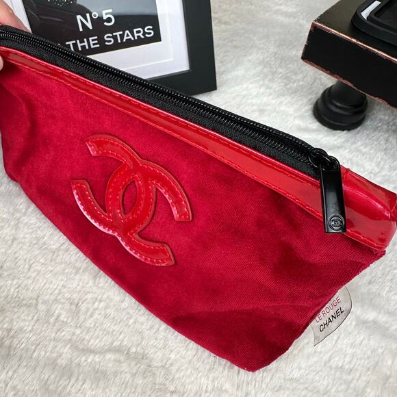 Chanel beauty red velvet cosmetic bag.
Framed Chanel Card, Parfums GIFT SET - Picture 9 of 9